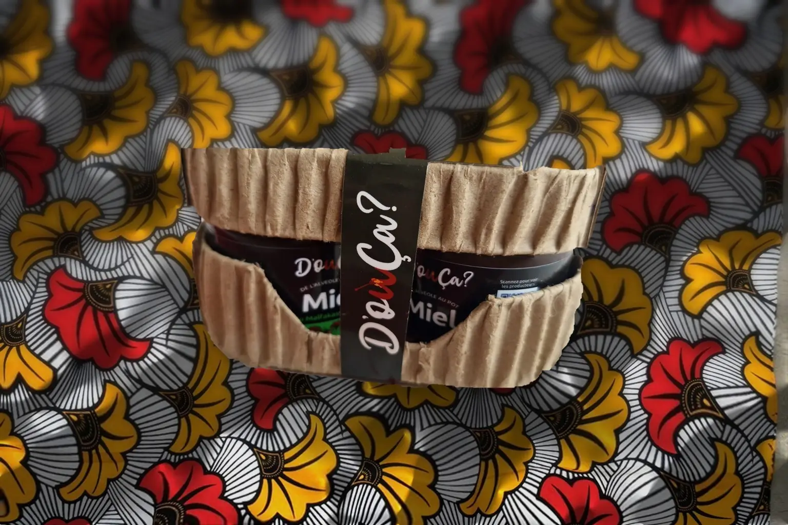 Duo Découverte fermé, petit étui en carton kraft ceint du bandeau D'oùça?